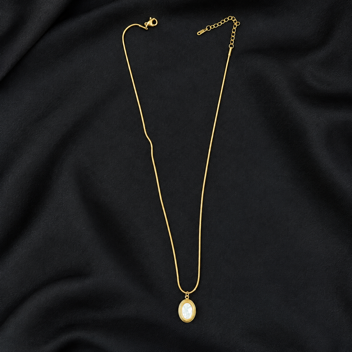 AARNA-GOLD TONE SMOOTH OVAL PENDANT