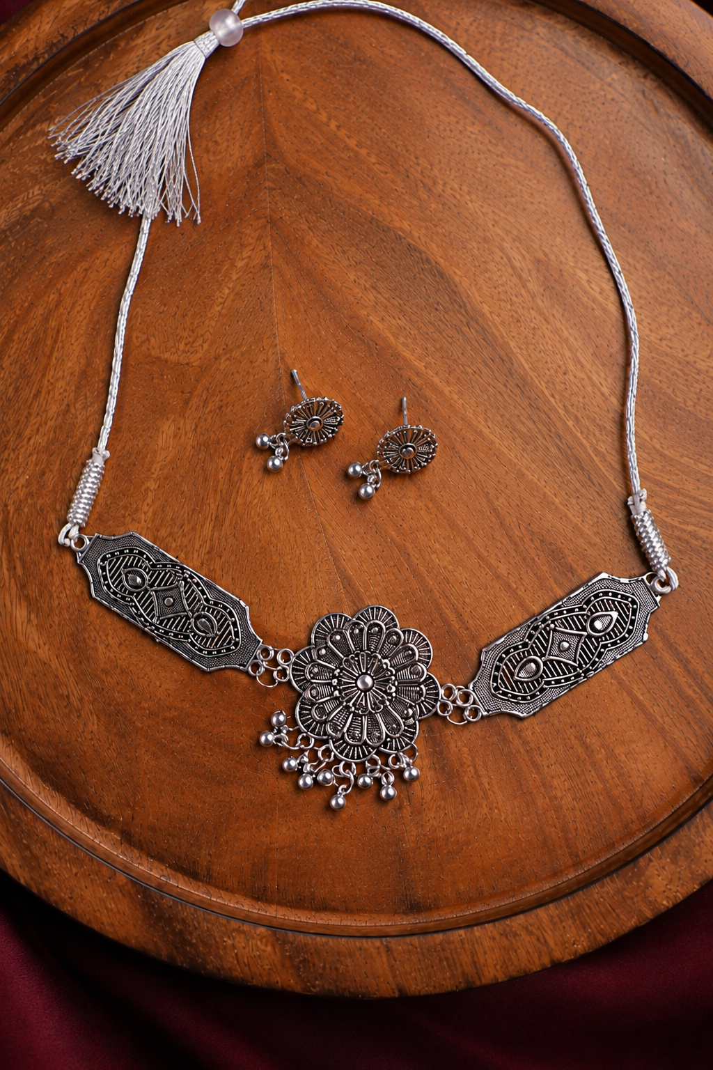 PADMIKA SILVER FLORAL MEDALLION CHOKER