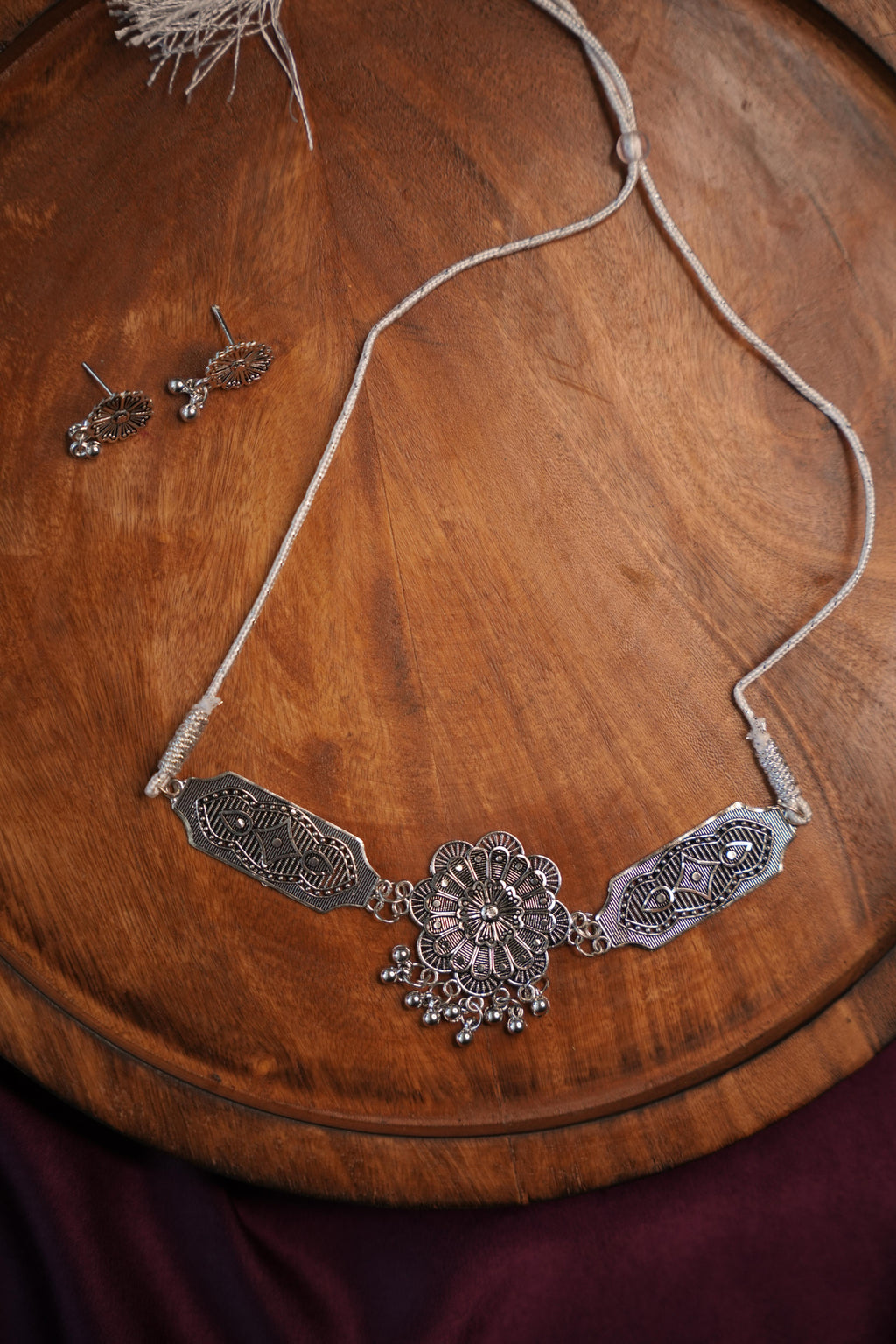 PADMIKA SILVER FLORAL MEDALLION CHOKER