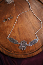 PADMIKA SILVER FLORAL MEDALLION CHOKER