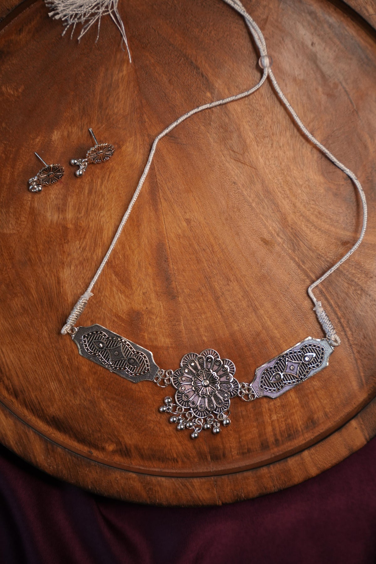 PADMIKA SILVER FLORAL MEDALLION CHOKER