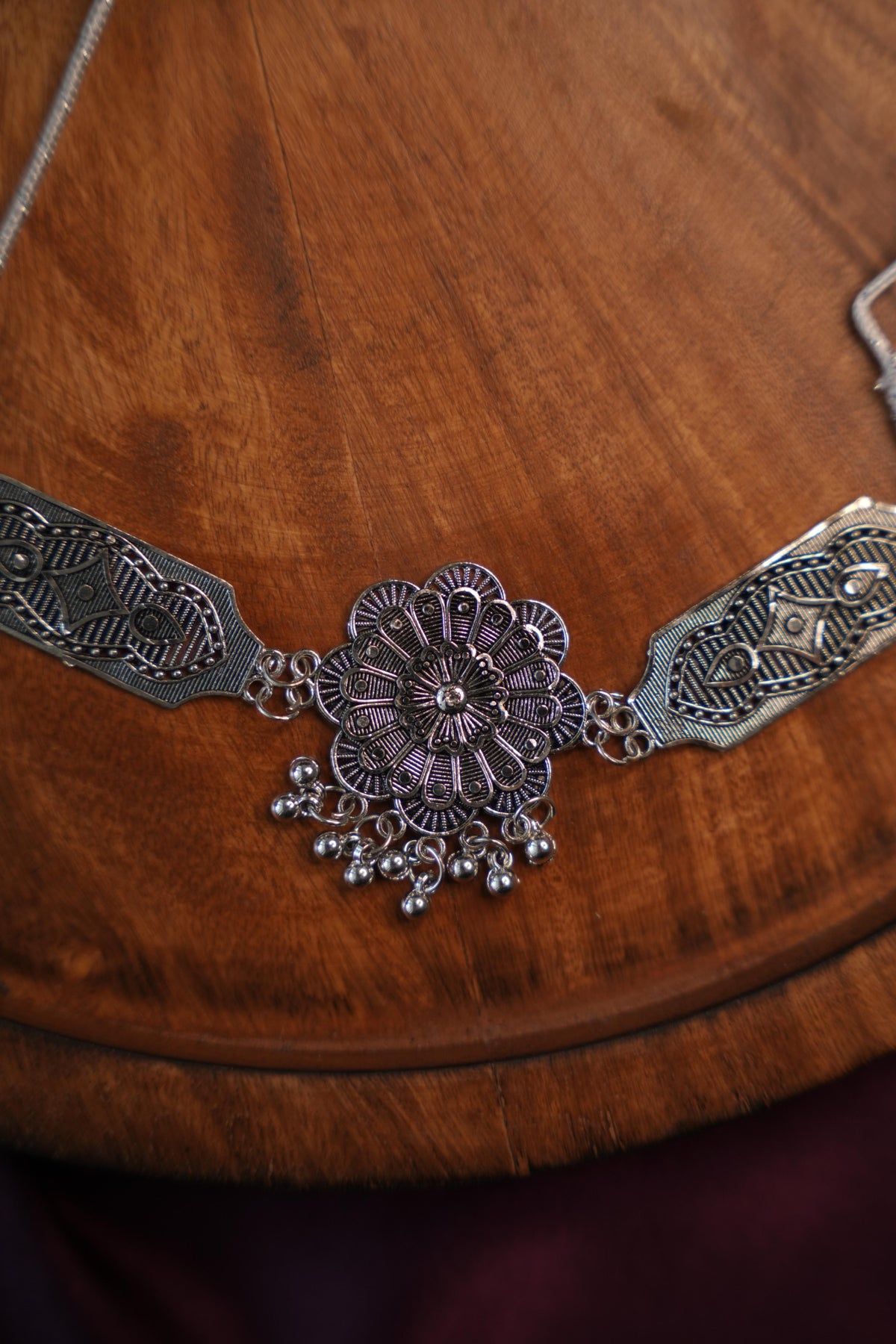 PADMIKA SILVER FLORAL MEDALLION CHOKER