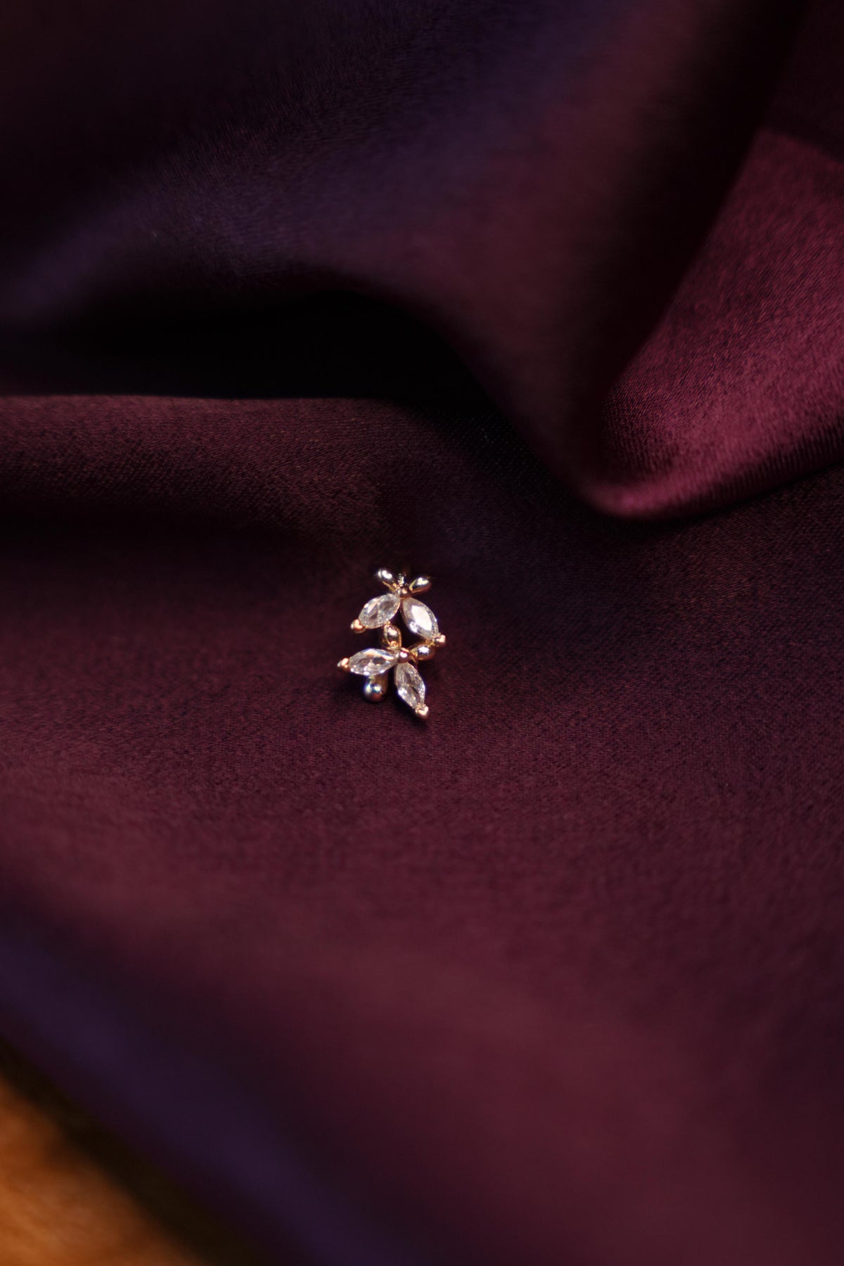 LUMI CLEAR STONE NOSE PIN